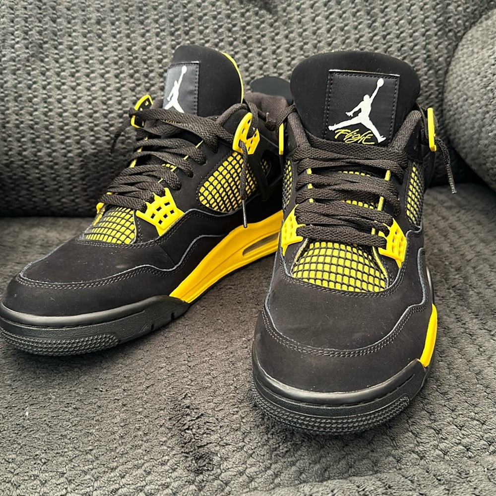 Air Jordan 4 Thunders